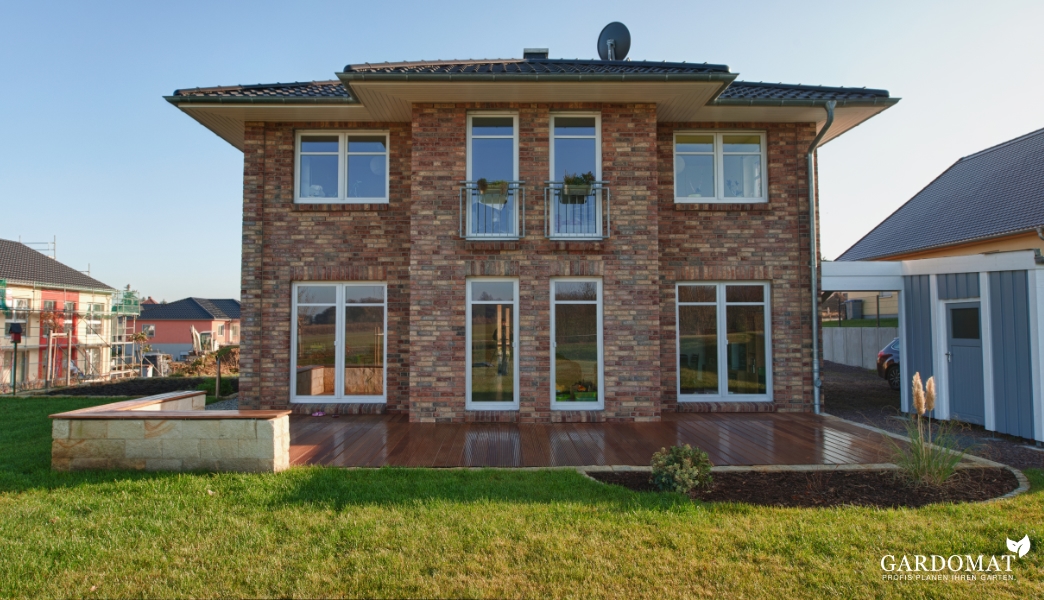 Natürlicher Hausgarten mit Gräserpflanzungen