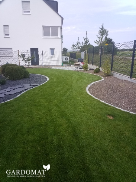 Moderner romantischer Garten mit japanischen Flair
