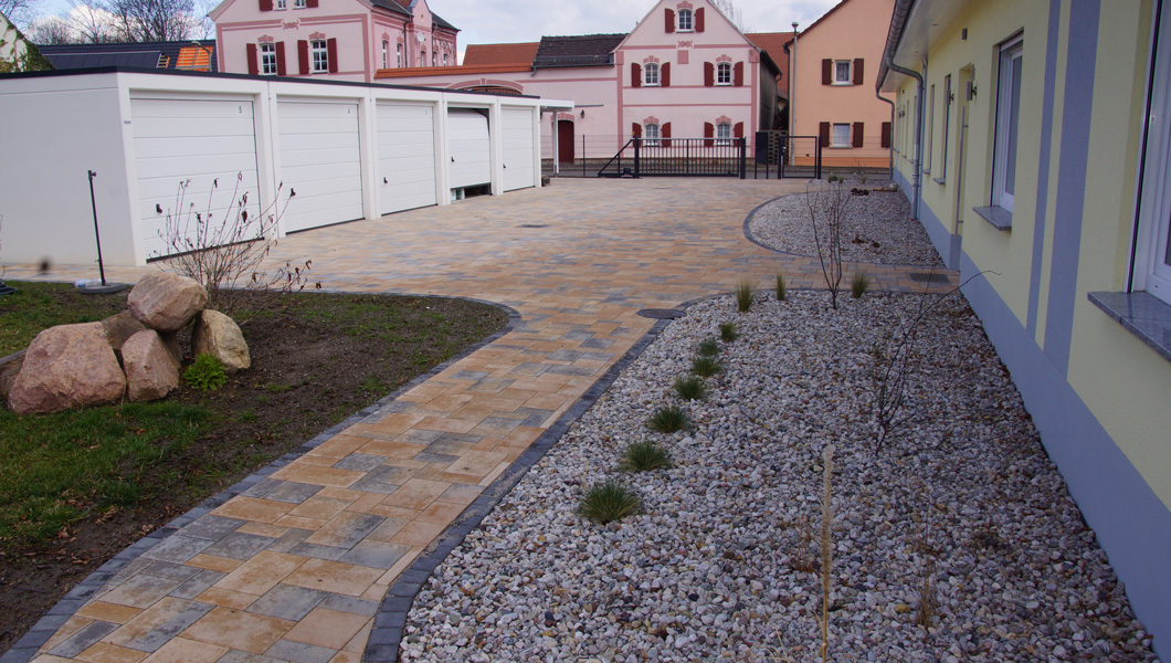 Wohnhof mit modernen und natürlichen Aspekten