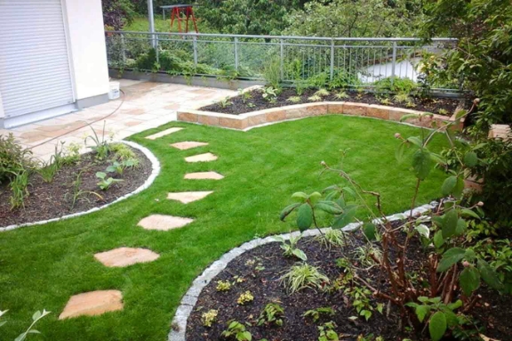 Kleiner Garten mit mediterranem Flair