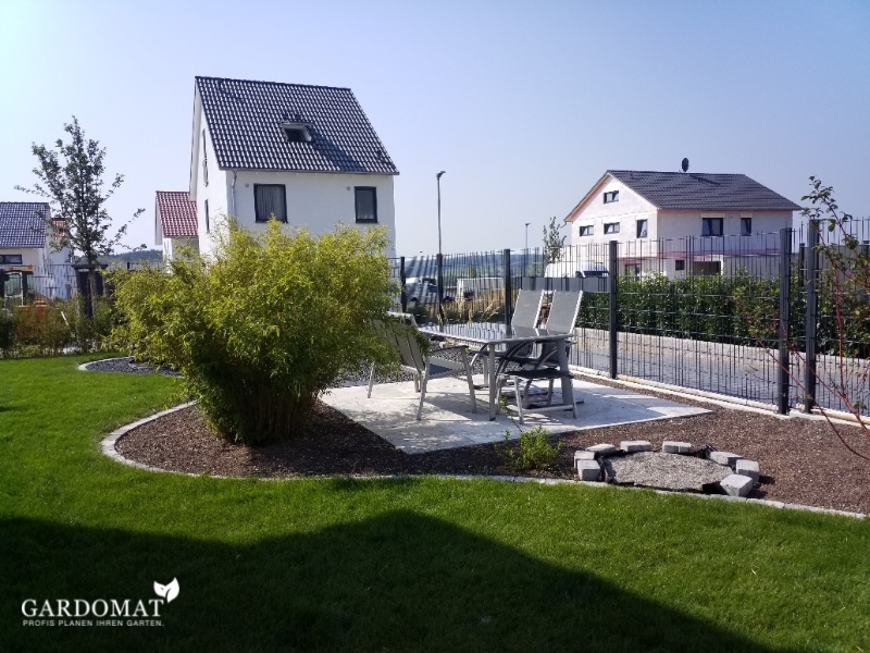 Moderner romantischer Garten mit japanischen Flair