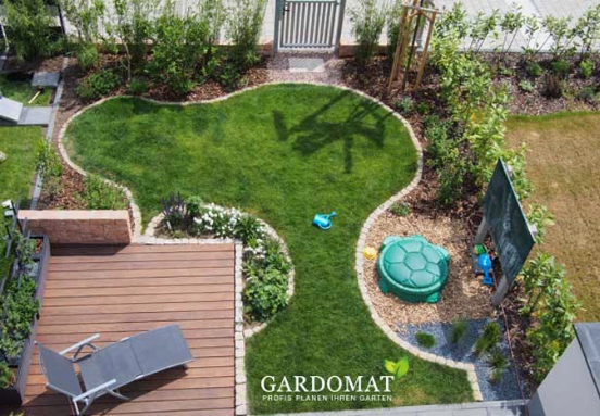 kleiner natürlicher Reihenhausgarten