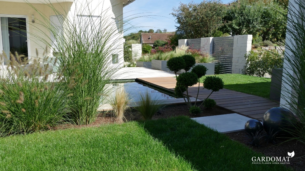 Moderner Garten mit Koiteich