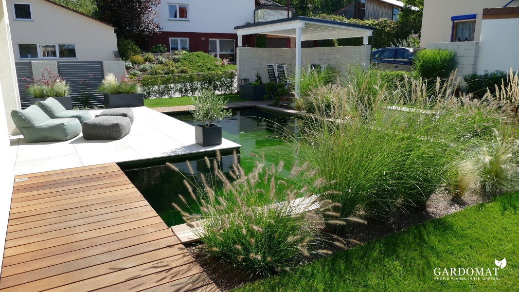 Moderner Garten mit Koiteich