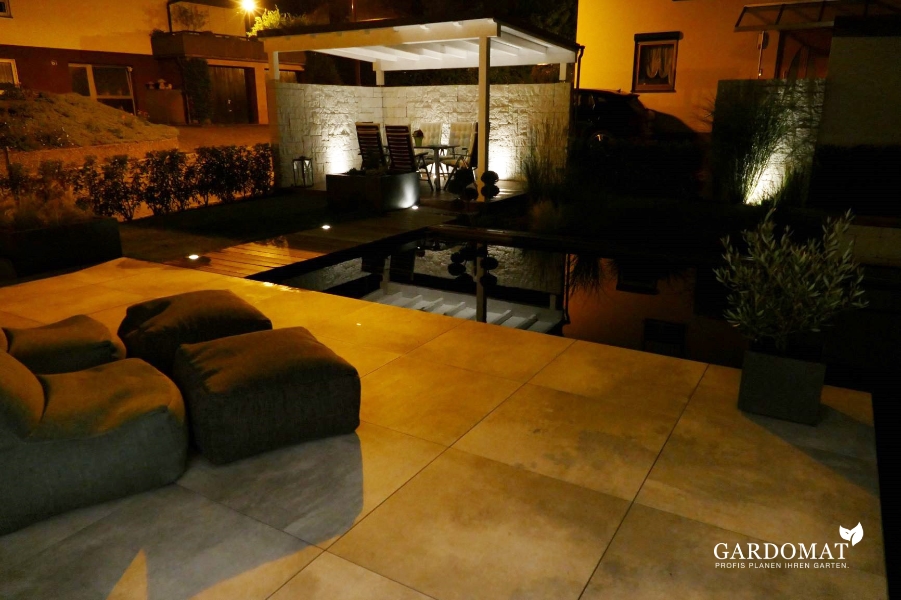 Moderner Garten mit Koiteich