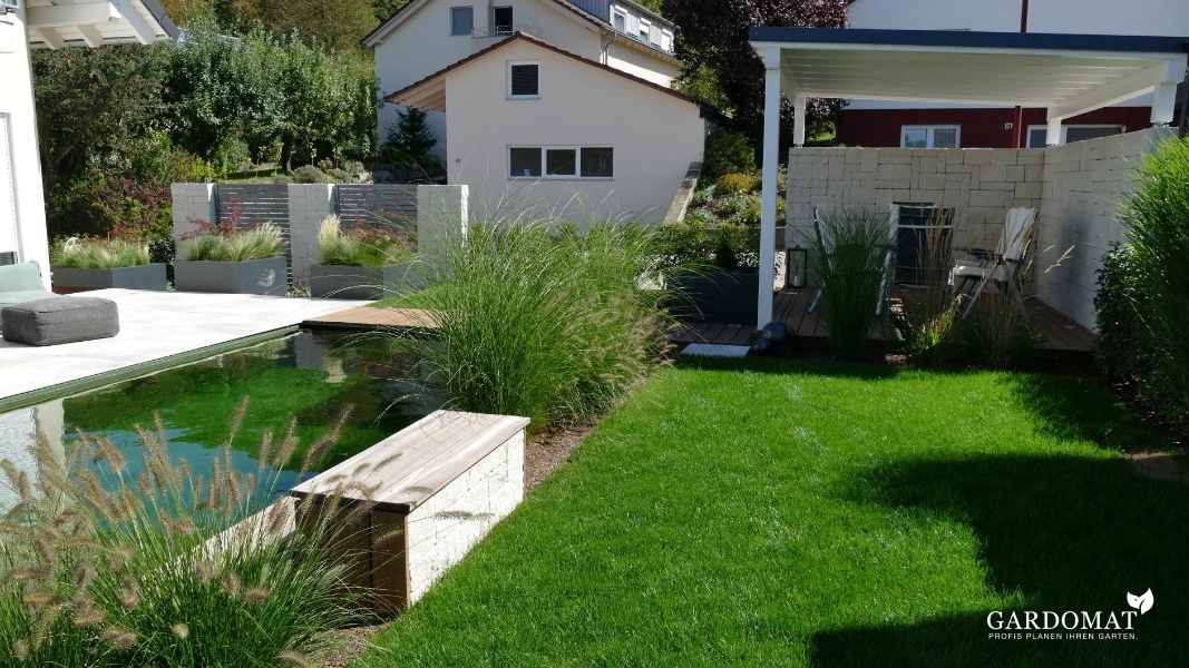 Moderner Garten mit Koiteich