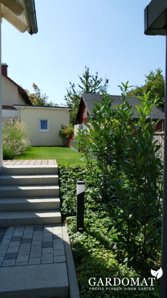 Moderner Garten mit Koiteich