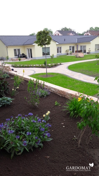 Wohnhof mit modernen und natürlichen Aspekten