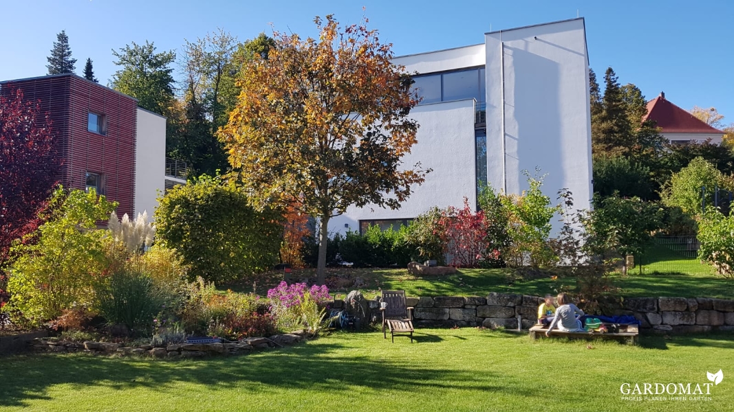 Natürlicher Stadtgarten mit zwei Ebenen