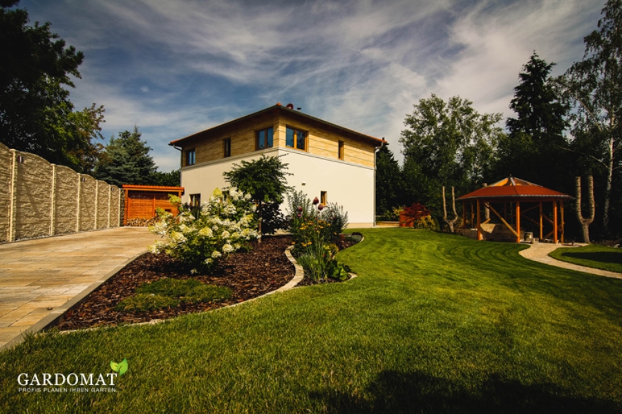 Mediterraner Gartenstil mit Beetpanung