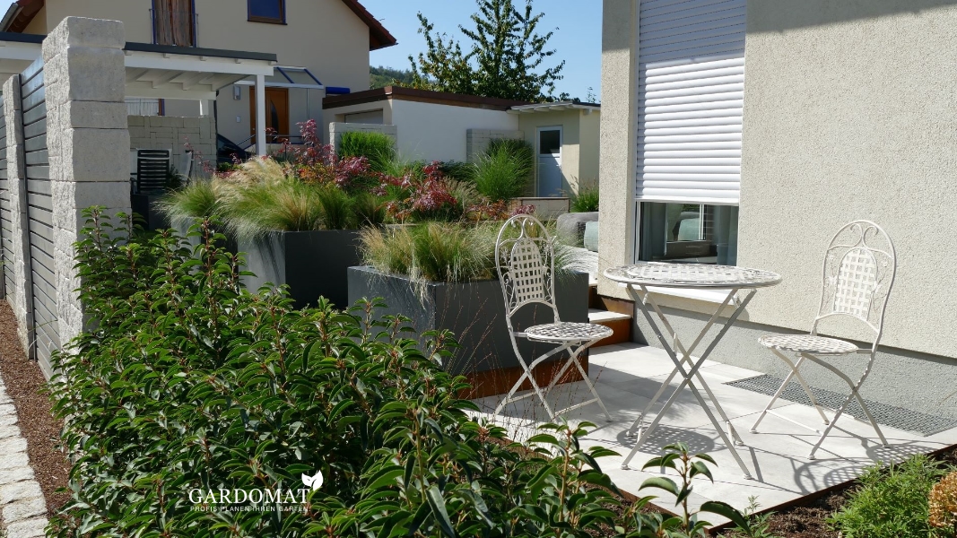 Moderner Garten mit Koiteich