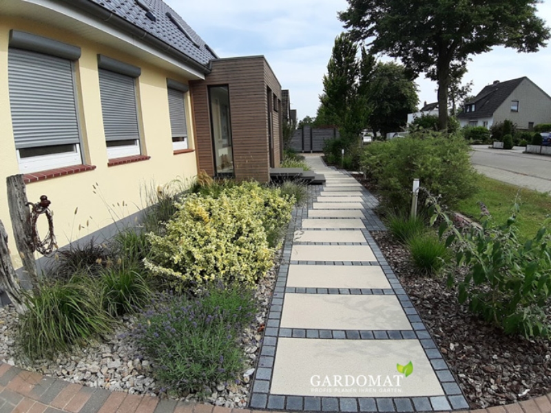 Moderner natürlicher Vorgarten