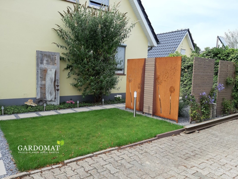 Moderner natürlicher Vorgarten