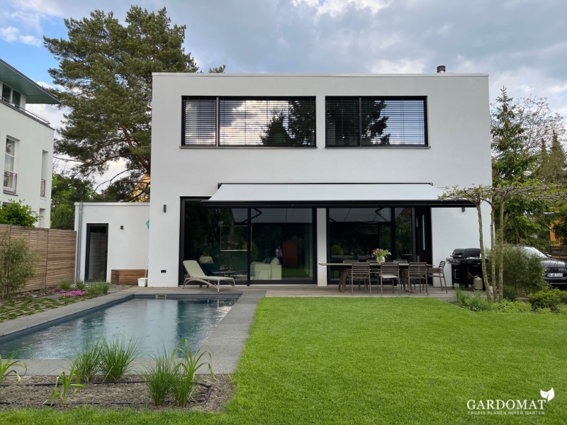 Moderner Einfamilienhausgarten mit Pool