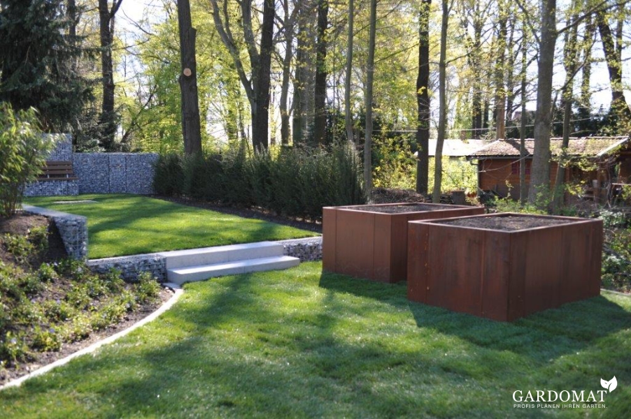 Moderner Garten mit farbigen Kunststoffelementen