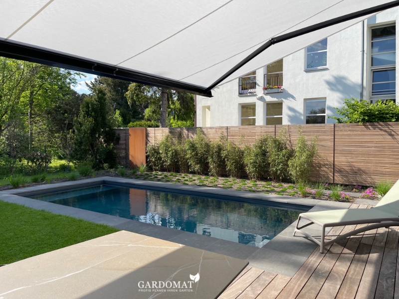 Moderner Einfamilienhausgarten mit Pool