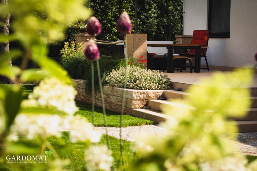 Mediterraner Gartenstil mit Beetpanung