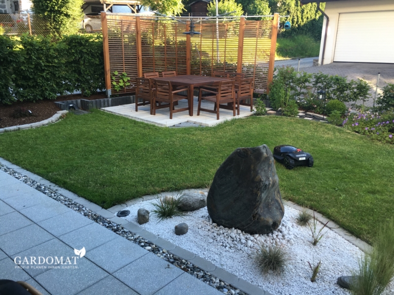 Moderner kleiner Garten mit romantischem Schwung