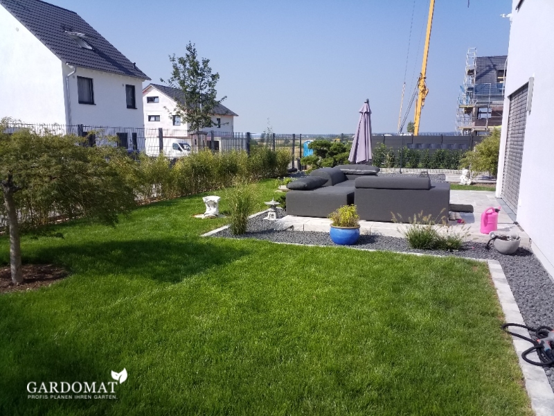 Moderner romantischer Garten mit japanischen Flair