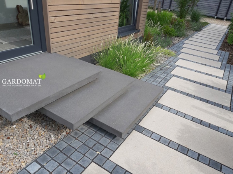 Moderner natürlicher Vorgarten