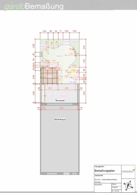 kleiner natürlicher Reihenhausgarten