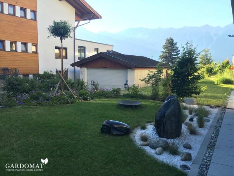 Moderner kleiner Garten mit romantischem Schwung