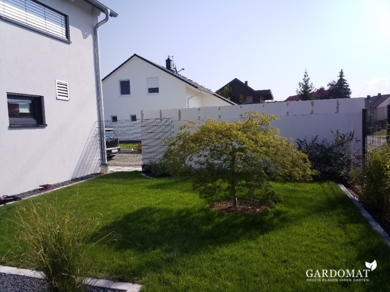 Moderner romantischer Garten mit japanischen Flair