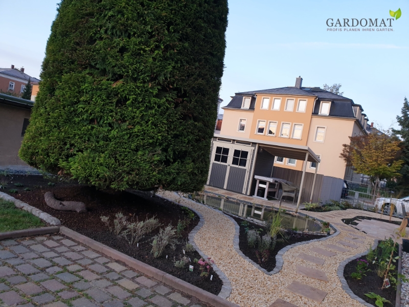 Mediterraner Garten mit Teich