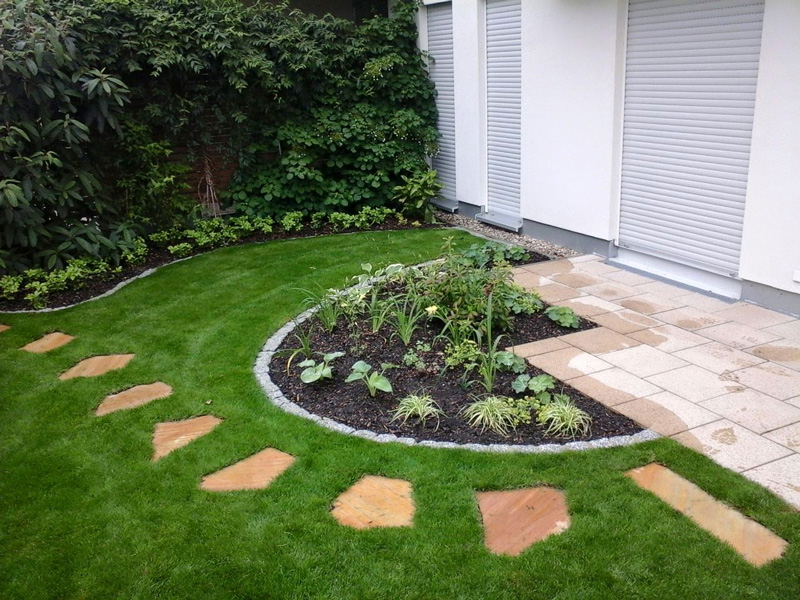 Kleiner Garten mit mediterranem Flair