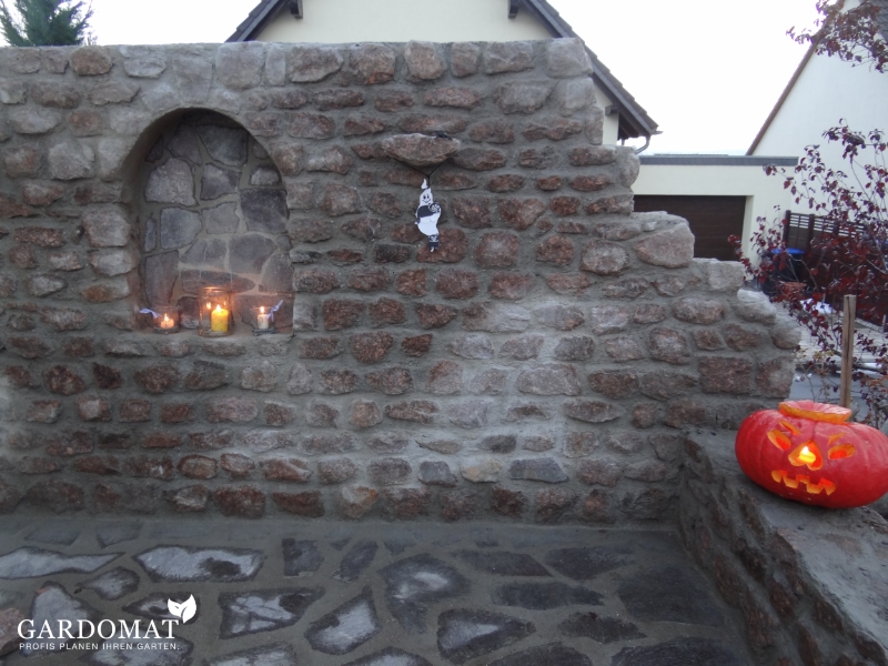 Mediterraner Garten mit Wasserspiel