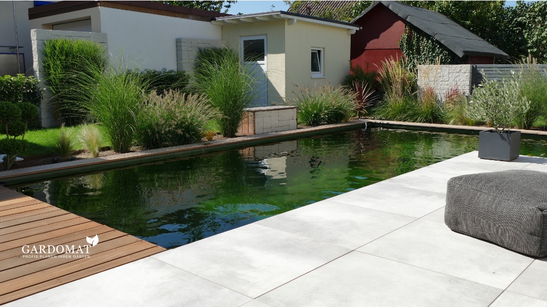 Moderner Garten mit Koiteich