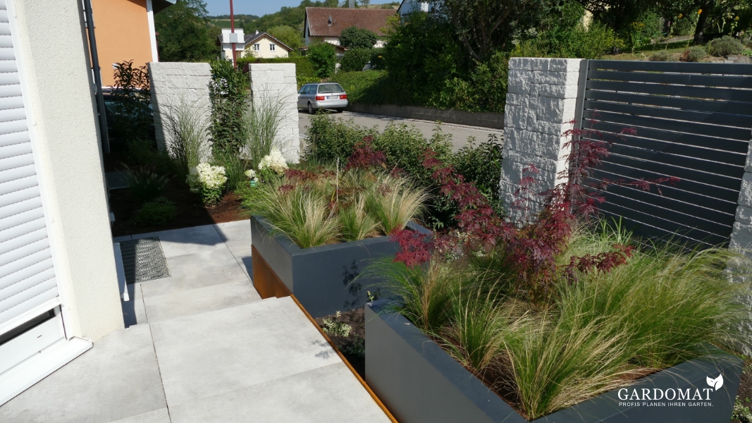 Moderner Garten mit Koiteich