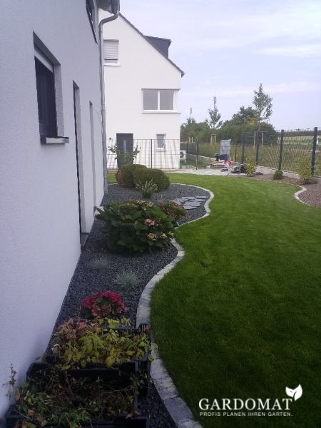 Moderner romantischer Garten mit japanischen Flair