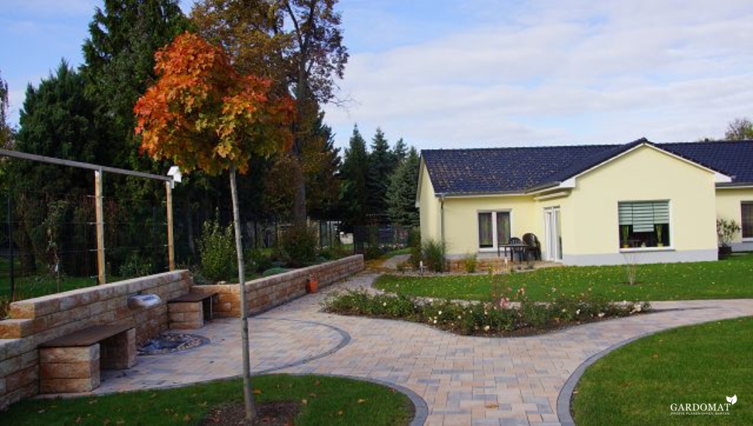 Wohnhof mit modernen und natürlichen Aspekten