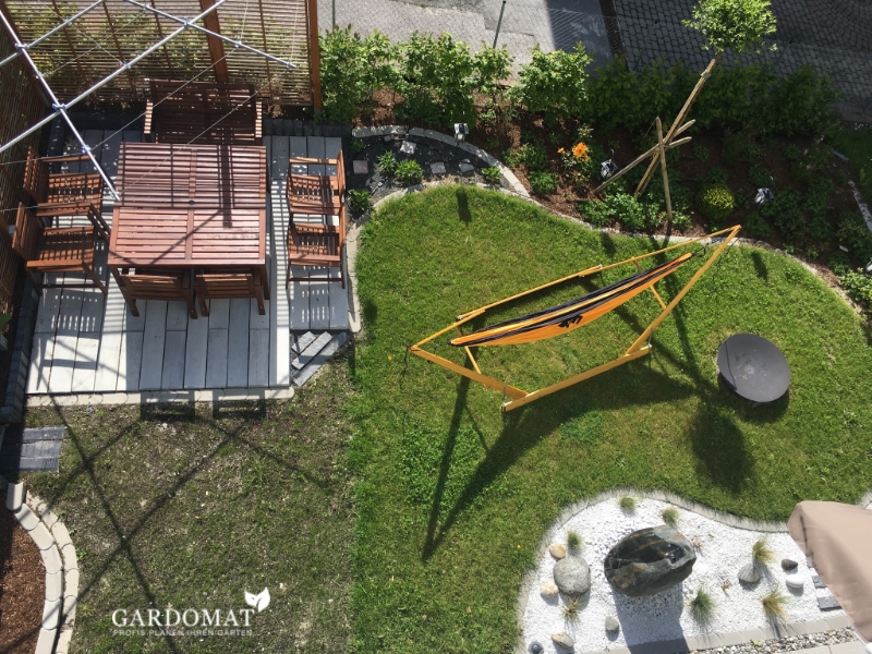 Moderner kleiner Garten mit romantischem Schwung