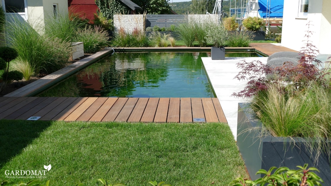 Moderner Garten mit Koiteich