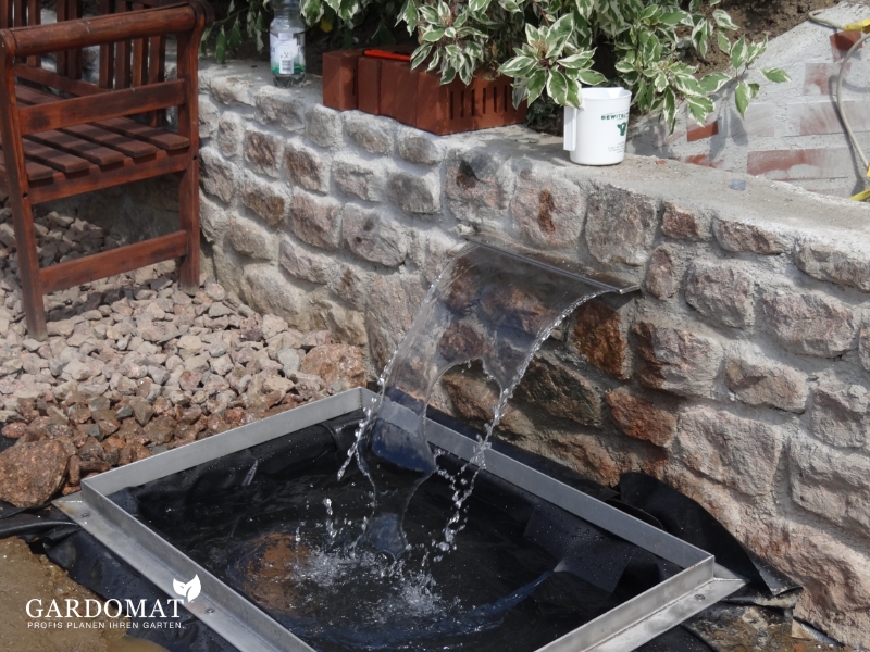 Mediterraner Garten mit Wasserspiel