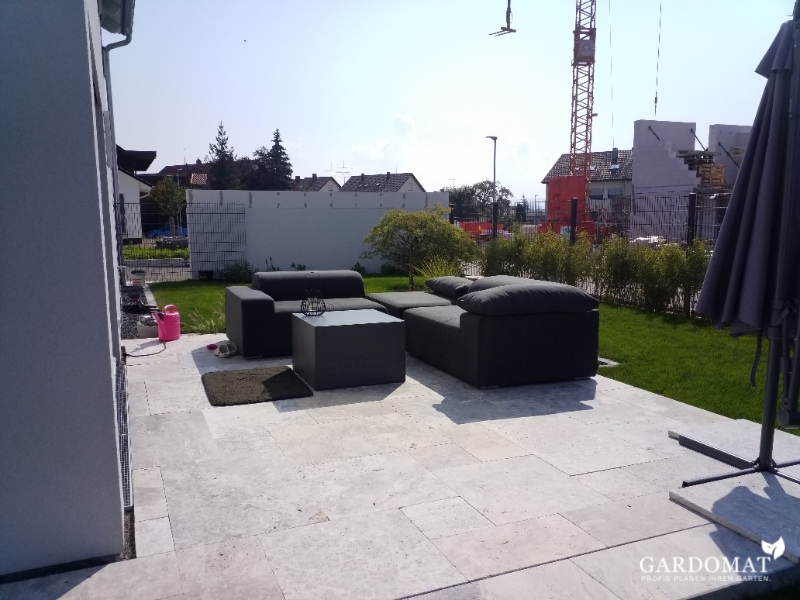 Moderner romantischer Garten mit japanischen Flair