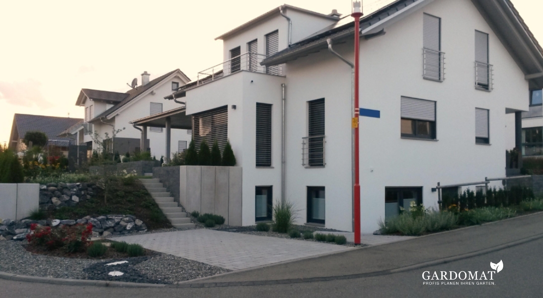 Moderner Garten mit Höhenunterschied