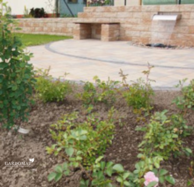 Wohnhof mit modernen und natürlichen Aspekten