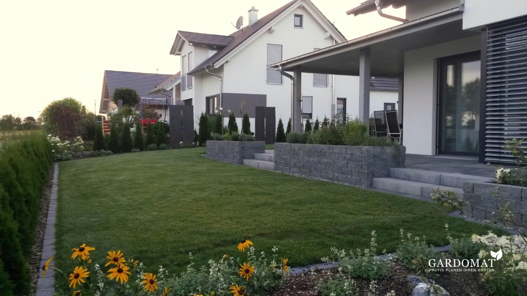 Moderner Garten mit Höhenunterschied