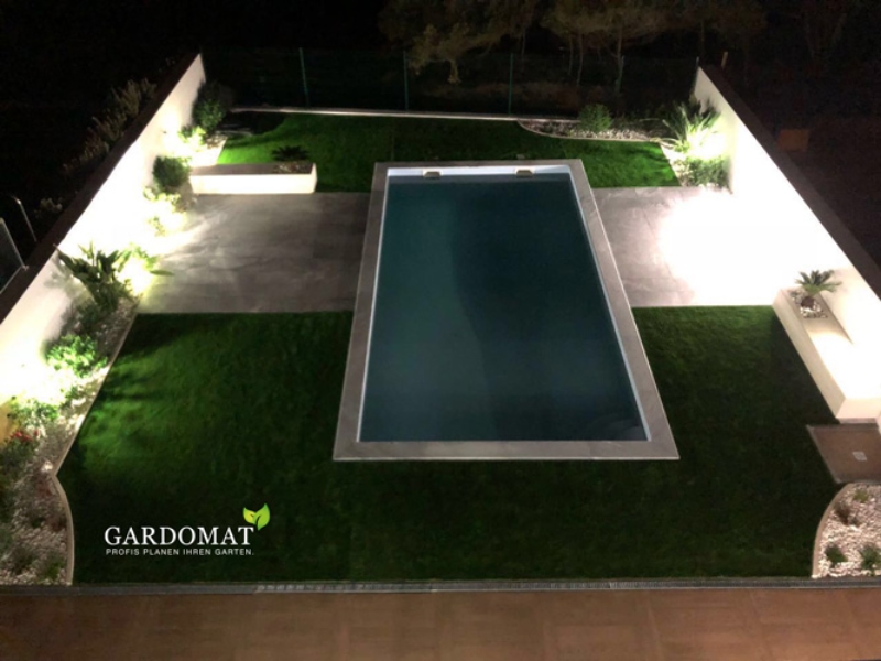 Puristischer Garten mit Pool