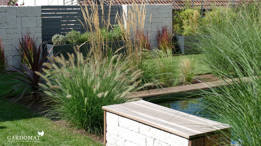 Moderner Garten mit Koiteich