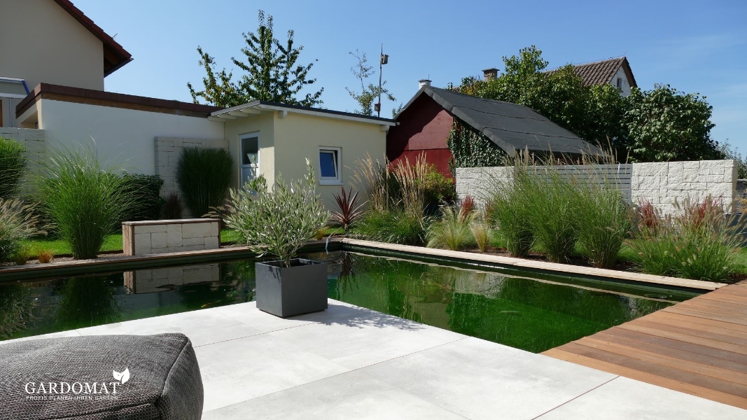 Moderner Garten mit Koiteich