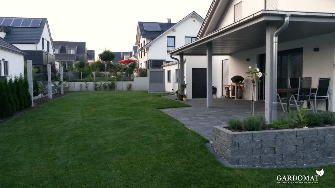 Moderner Garten mit Höhenunterschied