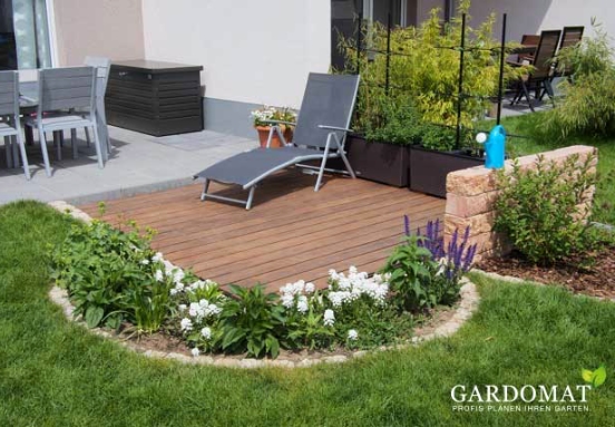 kleiner natürlicher Reihenhausgarten