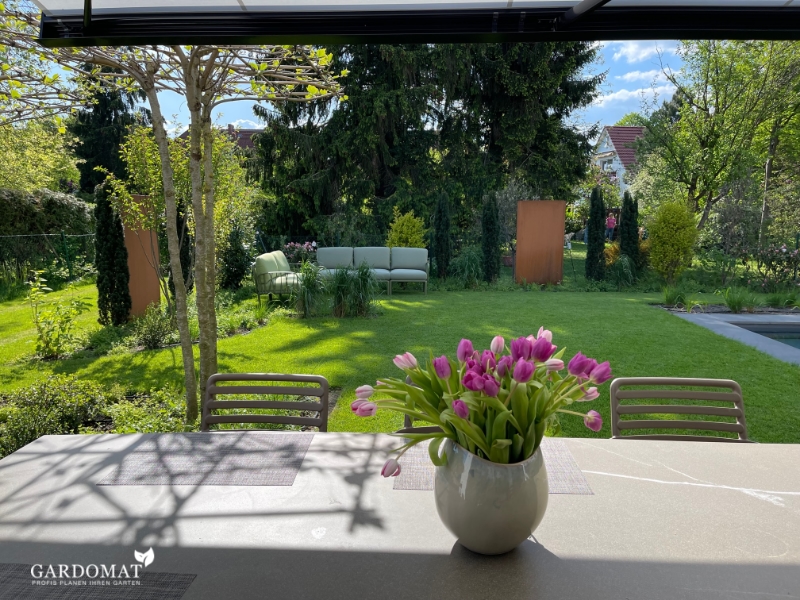 Moderner Einfamilienhausgarten mit Pool