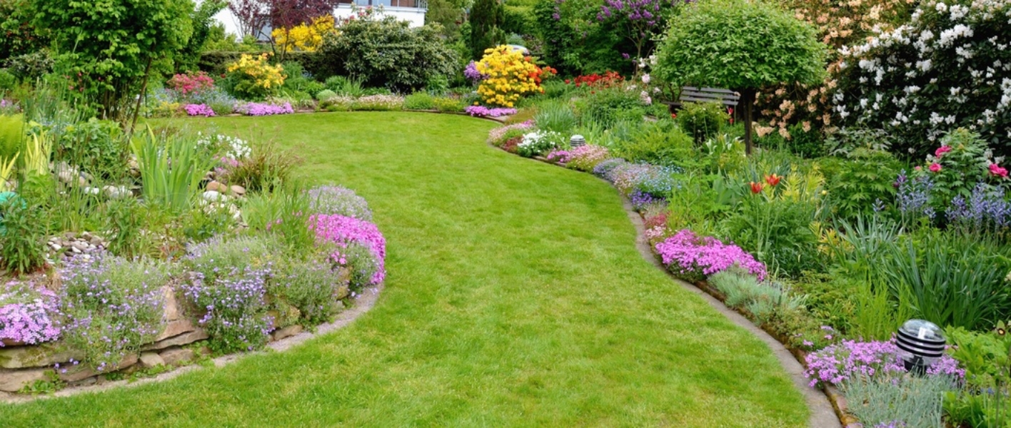 Großer Hausgarten mit romantischen Elementen