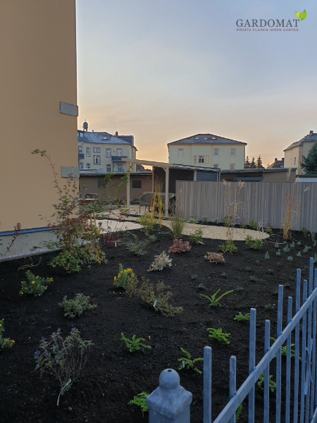 Mediterraner Garten mit Teich