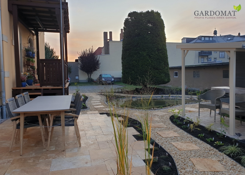 Mediterraner Garten mit Teich